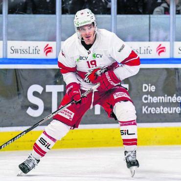 Quartett auf Puck-Jagd - Der Beriker Michael Hügli eröffnet mit Lausanne in Fribourg morgen Mittwoch die neue Saison. Er ist neben Robin Grossmann der einzige Freiämter, der den Verein nicht gewechselt hat. Bild: Freshfocus
