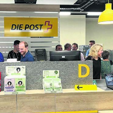Vom Lieblings-Egge zur Postfiliale - Für einmal auf der anderen Seite des Postschalters: Die HGV-Mitglieder besichtigen die Filiale. Bilder: wam