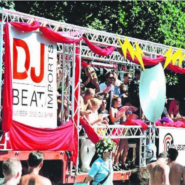 30 Mal Gänsehaut - Das Lovemobile von Nino Taglialatela vor rund 20 Jahren an der Street Parade. Heute ist alles noch grösser. Bilder: Stefan Sprenger / zg
