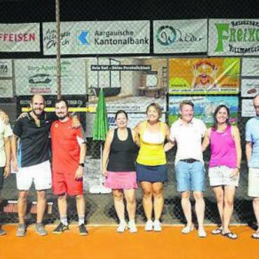 Villmergen im Tennisfieber - Die Finalisten des diesjährigen Bachstross-Cups (von links nach rechts): Mark Döbeli, Dejan Beg, Beni Egloff, Alain Jost, Corinne Moos-Trottmann, Priska Staub, Silke Lippold, Alexandra Hunziker, Andreas Disler, Dieter Obrist. Bild: zg