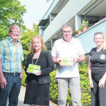 Nochmals einen Schritt höher - Sie freuen sich über die vertiefte Zusammenarbeit, von links: Pascal Gregor, Präsident Spitex Freiamt, Josef Füglistaler, Präsident Trägerverein Bünzpark, Christine Kaspar, Geschäftsleiterin Spitex Freiamt, René Kuhn, Vizepräsident Trägerverein Bünzpark, und Pia Lauper, Koordinationsstelle Bünzpark. Bild: Annemarie Keusch