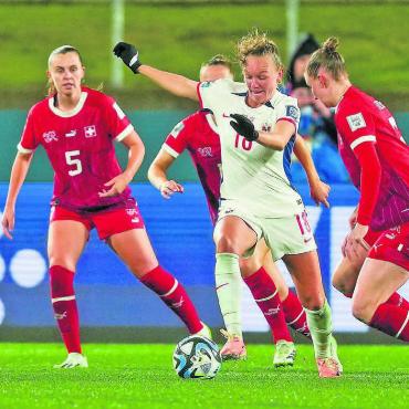 Rekord für Stierli - Julia Stierli (ganz rechts) hatte im Spiel gegen Norwegen alle Füsse voll zu tun. Hier gegen Frida Maanum. Bild: Freshfocus