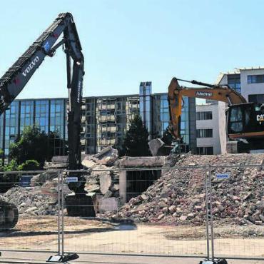 Premiere an zentraler Lage - Das Ärztehaus ist gewichen: Nun erfolgt bald der Baubeginn des Neubaus. Dank Mobilitätskonzept müssen weniger Parkplätze erstellt werden als ursprünglich ausgewiesen. Bild: Daniel Marti