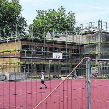 Schulraum ist ständige Baustelle - Baustellen und Schule. Das muss aktuell gleich an zwei Orten funktionieren, im Junkholz- (Bild) und im Halde-Schulhaus. Mit der Strategie, dass gleich vier neue Schulhäuser gebaut werden sollen, wird dieser Zustand anhalten.