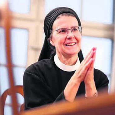 Begegnung der besonderen Art - Sie ist die eigentliche Initiantin des Donnerstagsgebets. Jetzt kommt Priorin Irene Geissmann selber nach Hägglingen. Bild: Christian Merz / kath.ch