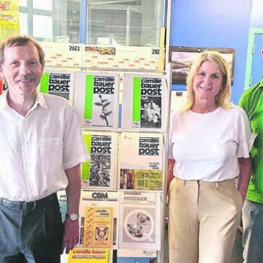 Kaffee mit Banane - Zum Abschied von Max Hüsser kommt fast die Chefetage der Camille Bauer zusammen. Von links: Sascha Engel (einer von zwei Geschäftsführern), Max Hüsser, Karin Bochicchio-Stutz (Leiterin Export / Verkauf Innendienst), Marco Hochstrasser (Leiter Produktion) und Fabian Blättler (Leiter Fertigung). Bilder: Stefan Sprenger / zg