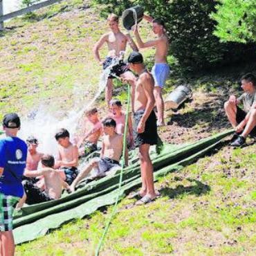 In geheimer Mission - Eine Wasserrutsche im Hang sorgt für eine spassige Abkühlung.
