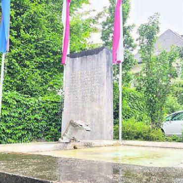 Als das Freiamt Kriegsschauplatz war - Fast schon unscheinbar: Brunnen und Stele erinnern an die Villmerger Kriege. Bild: chh