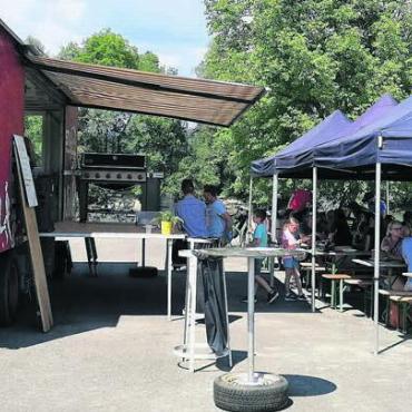Bieridee geht in 5. Runde - Das Sandbankbeizli lockt viele Gäste an. Bilder: zg