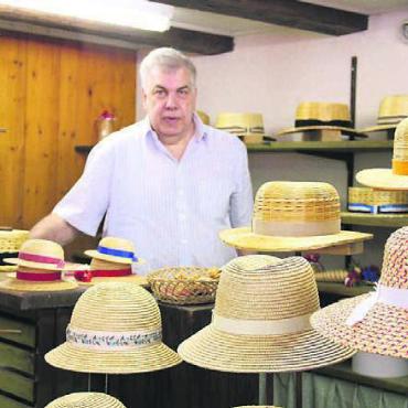 Kunsthandwerk mit langer Tradition - In Hägglingen in seinem Hutatelier ist eine grosse Auswahl an Strohhüten zu finden.