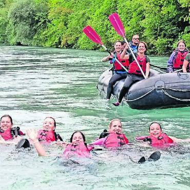 Wetter Flop, Spassfaktor Top - Erst nass von oben, dann von unten: Die Turnerinnen liessen sich dadurch den Spass aber nicht verderben. Bild: zg