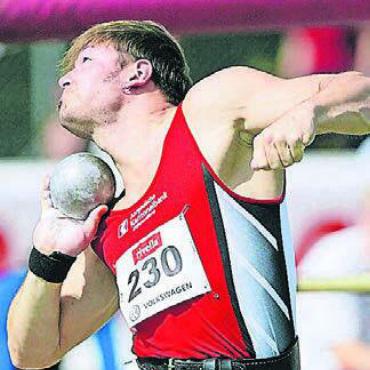 Kein Bauch, nur Power - Schon lange ist Roger Strasser dabei. Hier 2003, als er Schweizer Meister wurde. Bild: Freshfocus