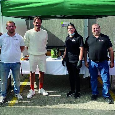 Nationale Catering- und Produktionszentrale - Grosses Catering für Roger Federer: In der Mitte des Bildes grüsst der grüne Wassermelonen-Turnschuh «made by Fatima Duarte». Bild: zvg