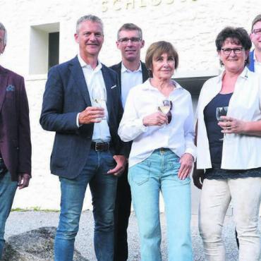 Sieg zum richtigen Zeitpunkt - Genossen den Apéro noch vor der Verkostung und Prämierung (von links): Urs Gasser (Önologe), Bruno Lustenberger (Präsident Gastro Aargau), Roland Michel (Präsident Branchenverband Aargauer Wein), Lukas Pfisterer (Grossratspräsident), Ruth Meyer (Vorstand Verband Aargauer Ortsbürger VAO), Milly Stöckli (Präsidentin VAO), Dieter Egli (Regierungsrat), Gertrud Müller (Vorstand VAO), Ruedi Donat (Vorstand VAO, Organisator), Pascal Furer (Geschäftsführer Branchenverband Aargauer Wein). Bilder: Roger Wetli, Chregi Hansen