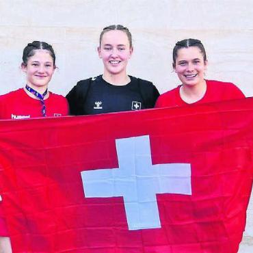 Nur drei Tore fehlen - Die Freiämterin Seraina Kuratli (Mitte) mit ihren Teamkolleginnen Era Baumann (links) und Joline Erni. Bild: zg