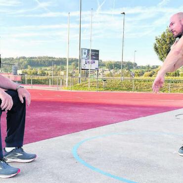 Kein Bauch, nur Power - So sieht es aus seit mehreren Jahrzehnten. Coach Rolf Stadler schaut auf seinem Stühlchen zu, wie Roger Strasser trainiert. Bild: Stefan Sprengr