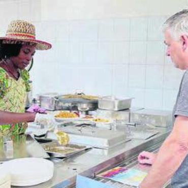 Sorgenfreien Tag genossen - Harriet Suter brachte zusammen mit ihrem Küchenteam afrikanische Spezialitäten auf den Teller.