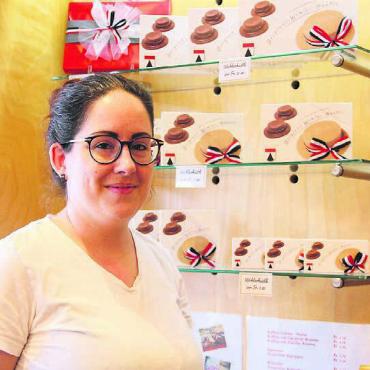 Ein Mitbringsel für jeden Anlass - Jasmin Ambühl produziert in Wohlen exklusiv die beliebten «Wohler Hüetli». Bild: mo