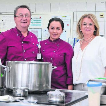 Für alle Beteiligten ein Gewinn - Ein gutes Team, auf beruflicher, aber auch menschlicher Basis, von links: Markus Weishaupt, Küchenchef Spital Muri, Lehrabgängerin Zozan Ahmad und Helene Hartmann, Jobcoachin. Bild: Annemarie Keusch