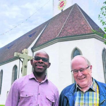 Mitlachen und Mitweinen - Uche Iheke (52) und Franz Xaver Amrein (77) werden für ihre grossen Jubiläen geehrt. Bild: Marco Huwyler