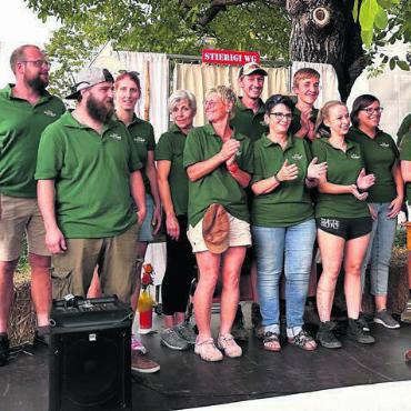 Farngut ist «simply the best» - Das Team des Farngut-Hofs mit Pächter und Landwirt Reto Heiniger (ganz rechts) ackerte in Vergangenheit viel und erntete nun viel Applaus. Bild: Stefan Sprenger