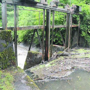Wasserstand der Bünz schwankt - Gestern war das Wehr durch Baumstämme und anderen Abfall kurzzeitig verstopft. Das sorgte für einen erneuten Rückstau. Bild: chh