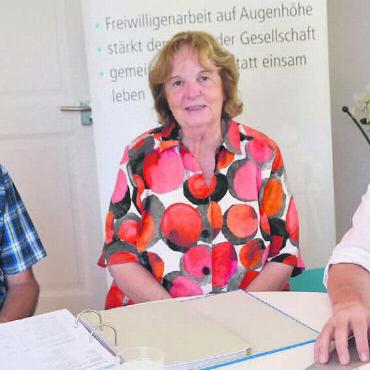 «Die kleinen Dinge bewirken viel» - Das Angebot der KISS-Genossenschaft ist in der Bevölkerung gut aufgenommen worden, berichten die Co-Geschäftsleiter (v.l.) Ruedi Aschmann, Helen Bieler und Genossenschaftspräsident Martin Villiger. Eine Herausforderung für die KISS-Verantwortlichen wird der Generationenwechsel sein. Bild: Sabrina Salm
