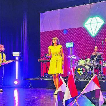 Den Rütlischwur online leisten - Toller Sound, tolle Stimme: Sängerin Selina Jäger und ihre Band «Diamond Pool Disc».