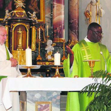 Der Seele Sorge tragen - Diakon Waldemar Cupa (links) wurde beim sonntäglichen Gottesdienst verabschiedet. Bild: tre