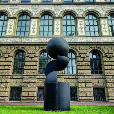 Vom Schulhaus Hof an die ETH - Heute schwarz statt wie in Villmergen weiss: Die Plastik von Gottfried Honegger steht seit 2009 vor der Seitenfassade der ETH Zürich. Bild: Archiv
