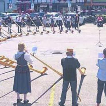 Schloss, Döschwo, Strohhut - Marlis Seiler aus Wohlen war in Sörenberg in den Ferien und durfte ein Alphornkonzert geniessen. So viele Alphörner sieht man nicht oft. «Einfach toll zuzuhören», sagt sie.
