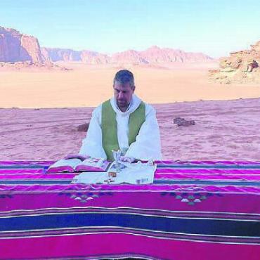 Heiliges Land Jordanien - Pater Marc-Stephan Giese während Exerzitien im Wadi Rum, Jordanien. Bild: Kirche in Not
