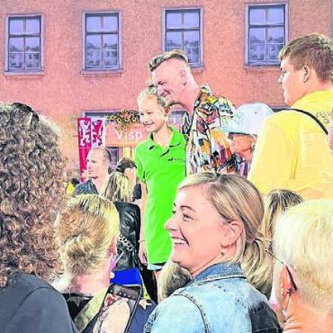 Mitfiebern und mitfeiern - Keine Berührungsängste: Der deutsche Musiker Ben Zucker stand auch noch am Ende der Sendung für seine Fans bereit.