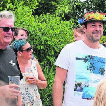 Tolle Sprünge vor schöner Kulisse - Mehr als zufrieden: OK-Chef Stefan Haller (rechts).