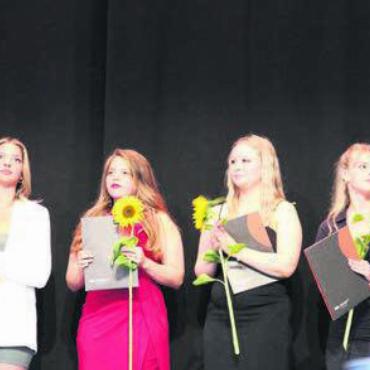 Girls-Power mit Bestnoten - Die Freude über den erfolgreichen Abschluss ist riesengross und mit Freude werden das Diplom und die Sonnenblume in Empfang genommen.