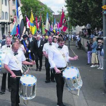 «Ein Fest, das zu Muri passt» - Feierlich ziehen die Schützen begleitet von den Tambouren Adelburg die Marktstrasse hoch. Bilder: Susanne Schild