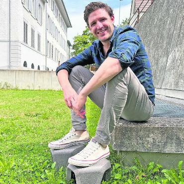 «Stuul» ins Glück - Der Wohler Phillipp Benz und der «Stuul», den es in elf verschiedenen Farben gibt, der wenig Platz braucht und CO²-neutral in Deutschland hergestellt wird. Bild: Stefan Sprenger