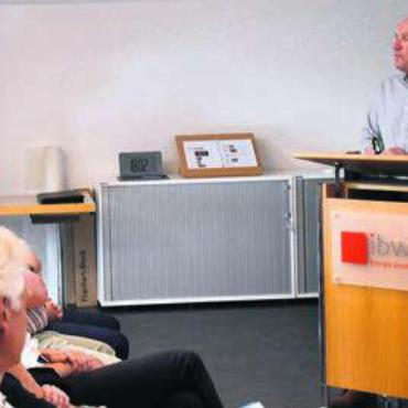 Mit dem Vorprojekt auf Kurs - VR-Präsident Norbert Ender (rechts) informierte die Delegierten. Bild: dm