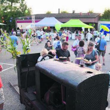 Schritt für Schritt wieder ins Leben - Eine Attraktion auf dem Festplatz: die alte Grubenlok.