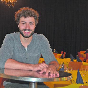 Der nächste grosse Schritt - Noch ist für ein Bankett eingerichtet im «Chillout» in Boswil – Nicola Bütler freut sich auf sein Konzerte Ende August. Bild: Annemarie Keusch