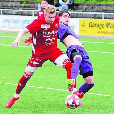Bereits im Abstiegskampf - Jan Burkard (links) ist einer von rund 14 Spielern, die Muri am Wochenende zur Verfügung stehen werden. Bild: Archiv/jl