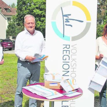Interessantes für Körper und Geist - Präsident Bruno Breitschmid (links), Daniel Kurz und Edith Weber freuen sich über den neuen Flyer. Bild: Monica Rast