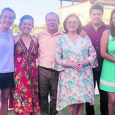 Riesiges Glück im grossen Unglück - Regula Wohler (links) mit ihrer «Herzensfamilie» in Bolivien – von ihnen fühlte sie sich stets unterstützt und sie würde sofort wieder nach Südamerika reisen.