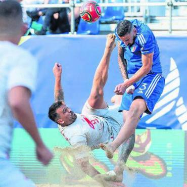 Den Sand vergoldet - Wie immer ist es spektakulär, wenn der Boswiler Dejan Stankovic an der Kugel ist. Hier ein Seitfallzieher gegen Italien. Bilder: Swiss Olympic
