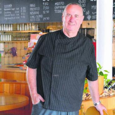 Ein Treffpunkt verschwindet - Wirt Fredi Seedorf verlässt das Restaurant Central. Ende September lädt er zur «Austrinkete» ein. Bild: Celeste Blanc