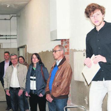 Kulturzentrum rückt näher - Jonas Arnet, Präsident Verein für Kultur Wohlen (rechts), zeigte bei einer Begehung im Mai vor Ort die vielfältigen Absichten, die der Verein mit dem alten Werkhof verfolgt. Bild: Archiv