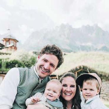 «Stuul» ins Glück - Philipp Benz, Frau Elisabeth und die beiden Kinder vor dem «Wilden Kaiser». Bild: zg