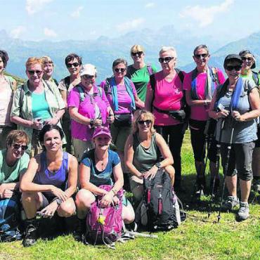 Schöne Begegnung auf der Alp - Die 17 Turnerinnen lassen ihre Seele auf der Alp baumeln. Bild: zg