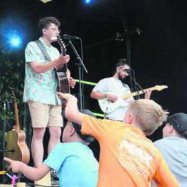 Tanzend den Regen bekämpft - Ganz nah bei den Künstlern, hier Tobias Jensen und Band. Bild: chh
