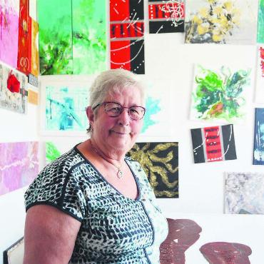 Sie muss «an die Farben» - Yvonne Meyer in ihrem Atelier in Uezwil. Was an den Wänden hängt, ist hier entstanden. «Bei den Farben» verbringt die 73-Jährige gerne und viel Zeit. Bild: Annemarie Keusch